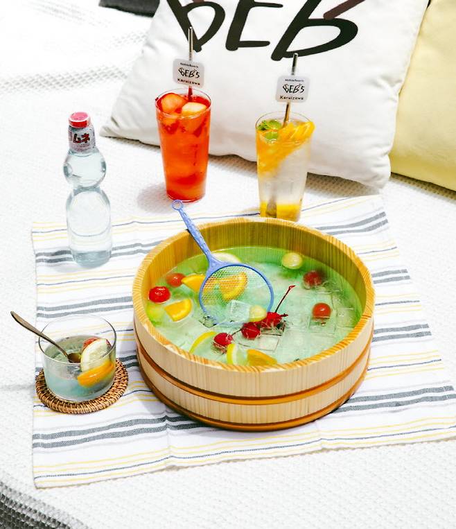 사과사탕, 파인애플, 수박, 오렌지, 레몬, 키위, 복숭아, 멜론 등으로 만든 사와는 호시노 리조트 BEB5 가루이자와의 특별한 여름 음료다. 또 일본 축제의 긴교스쿠이(금붕어 잡기)를 모티브로 한 프루츠볼스쿠이도 더위를 날려 줄 시원한 디저트다