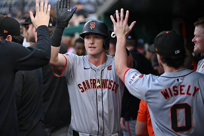 피츠제랄드가 지난 6일(한국시각) 워싱턴전에서 1회초 선두타자 홈런을 터뜨리고 들어와 동료들과 하이파이브를 하고 있다. USATODAY연합뉴스