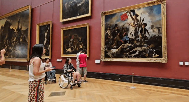 하이코어 직원들이 프랑스 파리 루브르 박물관에서 전동 휠체어를 타고 이동하고 있다. (사진=하이코어)