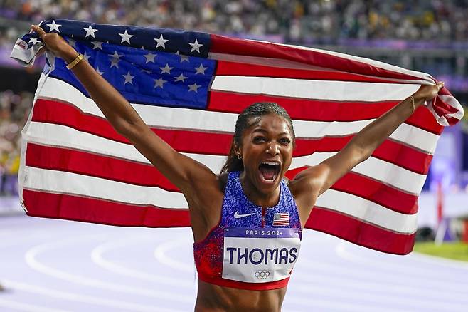 개비 토머스가 파리 올림픽 200m 금메달을 딴 뒤 성조기를 들고 세리머니하고 있다. | UPI 연합뉴스
