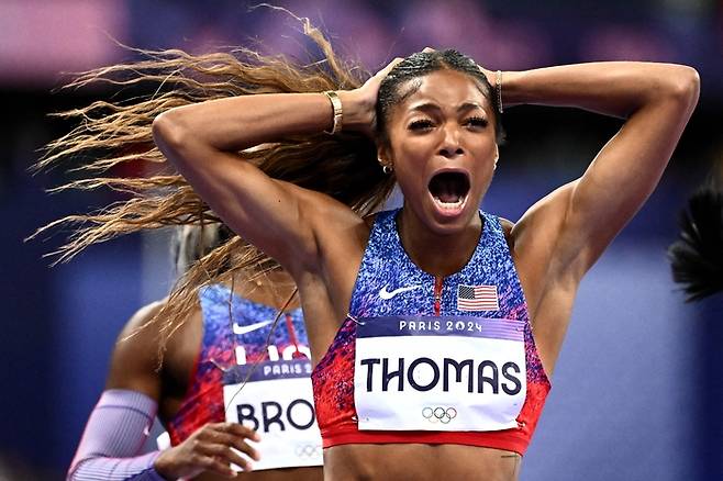 개비 토머스가 파리 올림픽 육상 여자 200m 에서 1위로 골인한 뒤 환호하고 있다. | AFP연합뉴스
