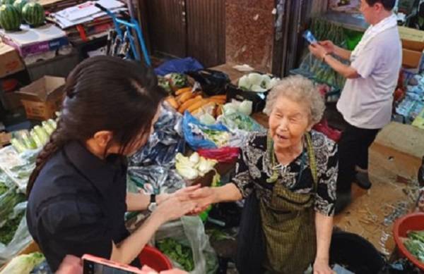 김건희 여사가 6일 부산 중구 깡통시장을 찾아 상인들과 대화하고 있다. 온라인 커뮤니티 캡처