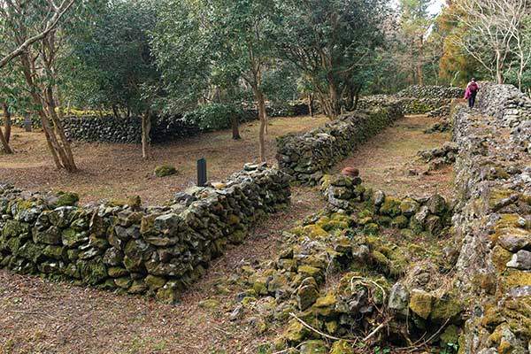 돌로 쌓은 벽만 남은 수악주둔소. 비교적 잘 보존된 4·3 유적지다.
