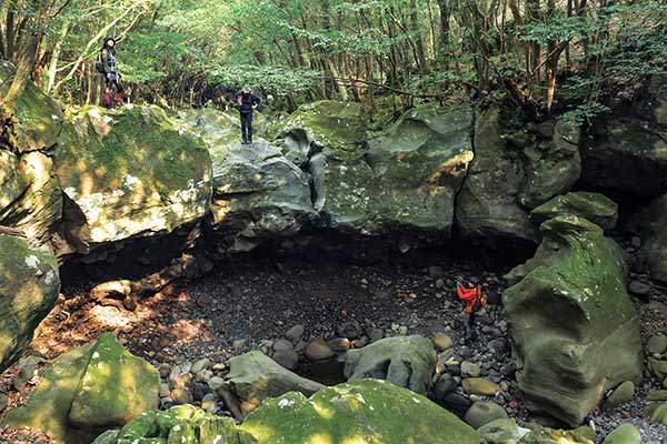 신례천의 이름 없는 궤. 안이 무척 넓다.