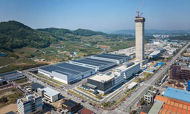 충북 충주의 현대엘리베이터 스마트 캠퍼스 전경. 국내 최고 높이인 235m 규모 테스트타워는 2025년 완공을 목표로 건설 중이다. 현대엘리베이터는 2022년 본사를 이곳으로 이전했다.