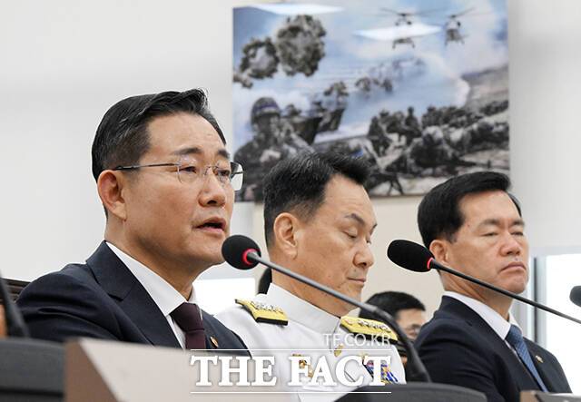 질의에 답변하는 신원식 국방부 장관(왼쪽).