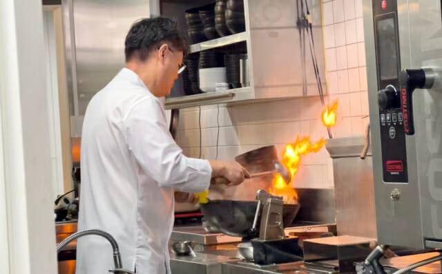 여경래 셰프가 잡채밥을 만들고 있다. (사진=지디넷코리아 신영빈 기자)