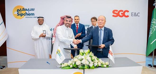 지난 7일 사우디아라비아 현지에서 진행된 석유화학 설비 프로젝트 계약식에서 안찬규 SGC E&C 부회장(앞줄 오른쪽)과 이브라힘 시프켐 부대표가 기념촬영을 하고 있다. SGC E&C 제공