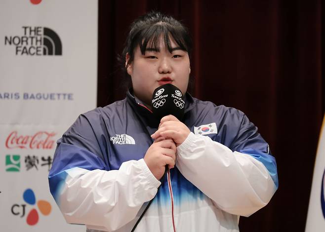 <yonhap photo-4833="">역도 국가대표 박혜정이 지난 6월 26일 충북 진천국가대표선수촌 챔피언하우스에서 열린 2024 파리하계올림픽 D-30 미디어데이 대한민국 선수단 기자회견에서 취재진 질문에 답하고 있다. 사진=연합뉴스</yonhap>