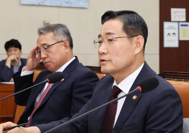 ▲ 8일 오전 열린 국회 국방위원회 전체회의에서 신원식 국방부 장관이 의원질의에 답변하고 있다. 연합뉴스
