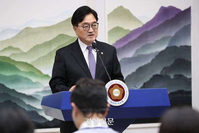 우원식 국회의장이 17일 국회의장 접견실에서 긴급 기자회견을 하고 있다. 박민규 선임기자