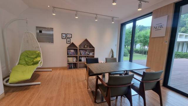 1층에 마련된 ‘북누리’ 공간에서는 청년들이 책을 읽으며 휴식을 취할 수 있다. 바로 앞에 자리한 운동장과 캠핑장 등이 쾌적함을 제공한다. 이나경기자