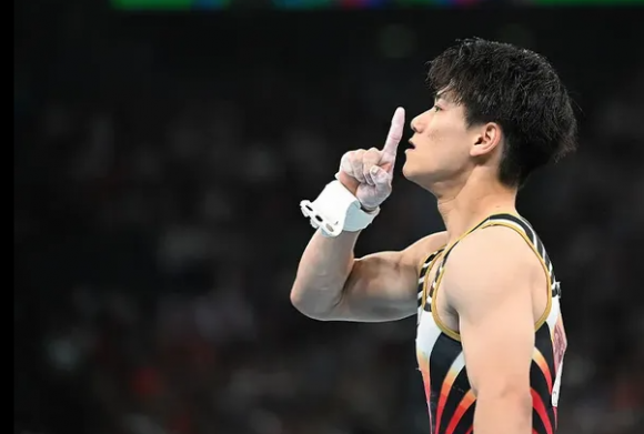 지난달 29일 열린 남자 기계체조 개인 종합 결승전에서 경쟁 선수(중국의 장보잉)의 차례가 됐을 때 관중석에게 정숙을 요청하는 모습. AP 신화통신