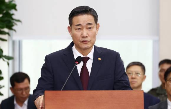 신원식 국방부 장관이 8일 오전 서울 여의도 국회에서 열린 국방위원회 전체회의에서 인사말을 하고 있다. 2024.8.8 뉴스1