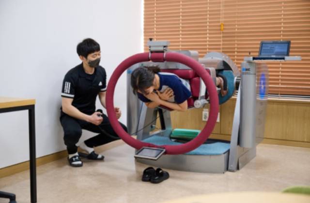 삼성전자 직원이 근골격예방센터에서 진료를 받고 있다. 사진 제공=삼성전자