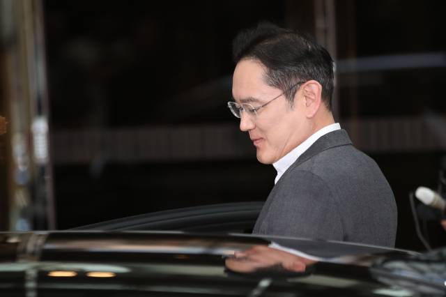 이재용 삼성전자 회장이 7일 올림픽 출장을 마치고 김포공항으로 귀국한 뒤 차량에 올라타고 있다. 뉴스1