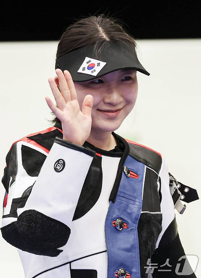 대한민국 사격 대표팀 반효진이 지난 7월29일(한국시간) 프랑스 샤토루 슈팅 센터에서 열린 2024 파리올림픽 사격 공기소총 10m 여자 결선에서 금메달을 확정지은 후 관중석을 향해 인사하고 있다. 2024.7.29/뉴스1 ⓒ News1 이동해 기자