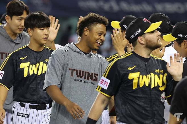 LG 엘리에이저 에르난데스가 8일 잠실 두산전에서 승리 투수가 된 후 동료들과 하이 파이브하고 있다. 사진 | LG 트윈스