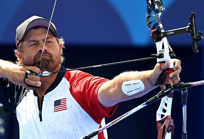 브레이디 엘리슨이 4일 파리올림픽 남자 양궁 개인전에서 경기를 펼치고 있다. /연합뉴스