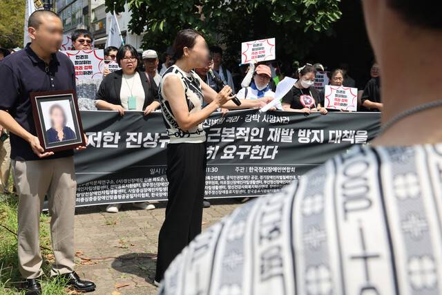 한국정신장애인연합회 등 29개 정신장애인 단체가 모여 9일 오전 경기 부천시 원미구 부천더블유(W)진 병원 앞에서 격리·강박으로 인한 사망사건 규탄 및 재발 방지 대책 요구 집회를 열어 피해자의 어머니가 발언하고 있다. 김영원 기자 forever@hani.co.kr