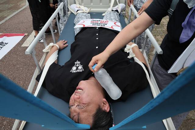 9일 오전 한국정신장애인연합회 등 29개 정신장애인 단체 회원들이 환자를 침대에 강박하는 행위극을 하며 부천시 원미구 부천더블유(W)진 병원 앞에서 부천시 보건소까지 행진하고 있다. 김영원 기자 forever@hani.co.kr