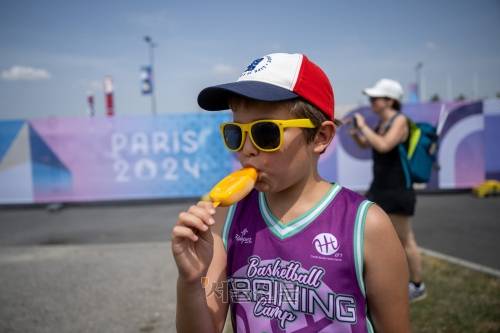 프랑스 불볕더위 시작, 아이스크림 먹는 아이 - 폭염이 시작된 지난달 30일 오전 2024 파리올림픽 사격 경기가 열리고 있는 프랑스 샤토루 CNTS 사격장에서 한 아이가 아이스크림을 먹고 있다. 2024.7.30 샤토루 박지환 기자