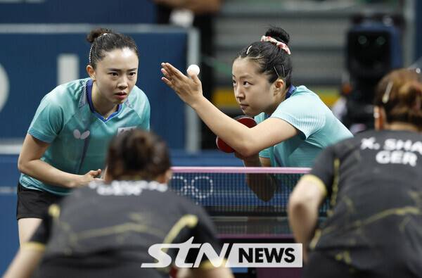 10일(현지시각) 프랑스 파리 사우스 파리 아레나4에서 열린 2024 파리 올림픽 탁구 여자 단체전 동메달 결정전 1경기에서 신유빈-전지희 조가 독일 샨샤오나-완위안 조를 상대로 경기를 펼치고 있다. 사진┃파리=뉴시스