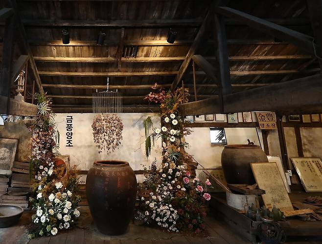 ‘금풍양조장’ 2층은 오래된 물건들이 가득하다. 1931년에 지은 건물 구조가 그대로 남아있다. 박미향 기자