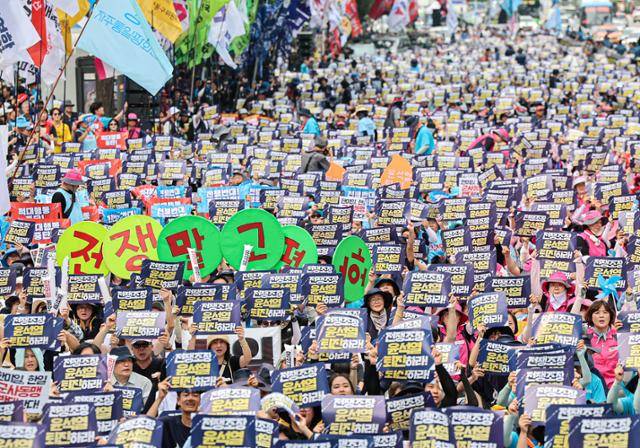10일 오후 서울 숭례문 인근 세종대로에서 열린 8.15범국민대회에서 전국비상시국회의, 자주통일평화연대, 한일역사정의평화행동, 민주노총 등 시민사회 단체 활동가들이 구호를 외치고 있다. 뉴스1