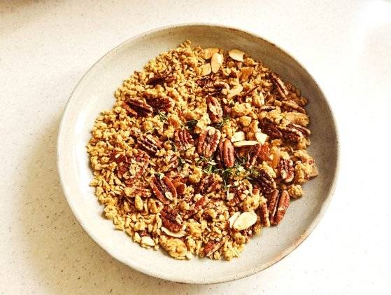 한 번 만들어두면 활용하기 좋은 '수제 그래놀라'. 사진 염혜민