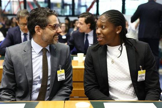 지난 5월 유럽인권법원 대재판부에서 열린 변론에 참석한 캐스터 세메냐(우측)와 변호인. AFP=연합뉴스