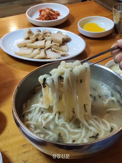 대전 김화칼국수의 칼국수와 수육. 노정연 기자
