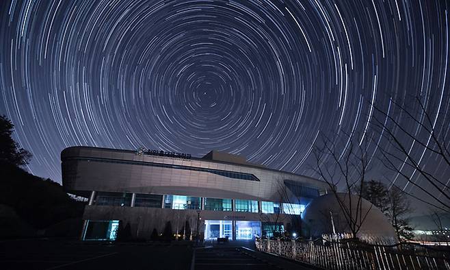 홍대용과학관 야간 밤하늘 장시간노출 촬영 사진.