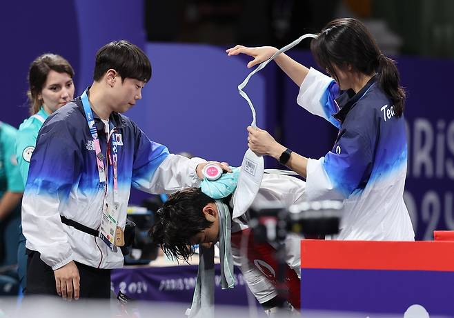 서건우(가운데)가 9일(현지시간) 프랑스 파리의 그랑 팔레에서 열린 2024 파리 올림픽 태권도 남자 80kg급 동메달 결정전에서 덴마크의 에디 흐르니치 게임 스코어 0-2(2-15 8-11)으로 패한 뒤 아쉬워하고 있다. 서건우는 한국 태권도 최초로 이 체급에서 하계 올림픽에 출전해 메달 획득을 노렸지만 준결승과 동메달 결정전에서 연거푸 패하면서 뜻을 이루지 못했다. 사진 연합뉴스