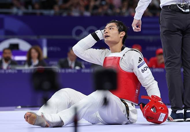 서건우가 9일(현지시간) 프랑스 파리의 그랑 팔레에서 열린 2024 파리 올림픽 태권도 남자 80kg급 동메달 결정전에서 덴마크의 에디 흐르니치 게임 스코어 0-2(2-15 8-11)으로 졌다. 서건우는 한국 태권도 최초로 이 체급에서 하계 올림픽에 출전해 메달 획득을 노렸지만 준결승과 동메달 결정전에서 연거푸 패하면서 뜻을 이루지 못했다. 사진 연합뉴스