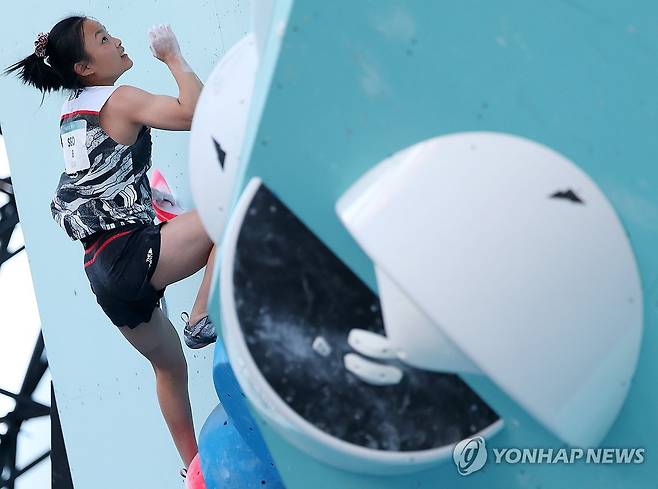 파리올림픽 높은 곳을 향하여, 서채현 콤바인 결선 출전 (파리=연합뉴스) 김도훈 기자 = 10일(현지시간) 프랑스 르브루제 클라이밍 경기장에서 열린 2024 파리올림픽 스포츠클라이밍 여자 콤바인(볼더+리드) 결선에 출전한 한국 서채현이 볼더 1코스를 공략하고 있다. 2024.8.10 superdoo82@yna.co.kr