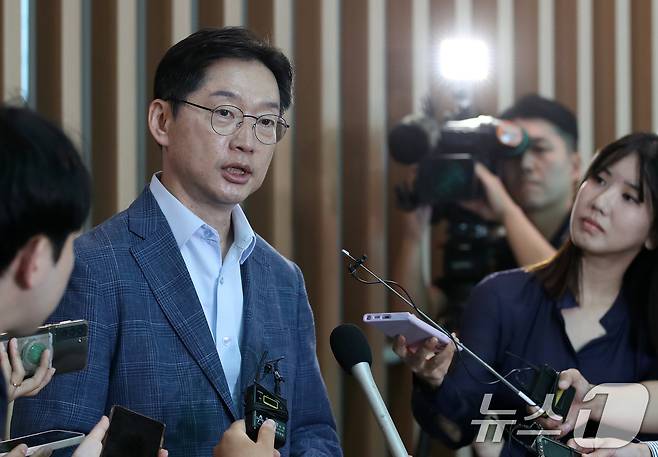 김경수 전 경남도지사가 14일 오전 인천국제공항 2터미널에서 런던으로 출국하기에 앞서 취재진과 인터뷰를 하고 있다. 고 노무현 전 대통령 15주기 추도식에 참석하기 위해 일시 귀국한 김 전 지사는 이날 출국 후 영국에서의 생활을 정리하고 독일 에버트재단 초청으로 베를린에서 6개월 정도 머무른 후 올해 연말 귀국할 예정이다. 2024.6.14/뉴스1 ⓒ News1 오대일 기자