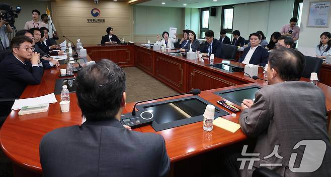 최민희 국회 과학기술정보방송통신위원장과 김현 더불어민주당 과방위 간사 등 야당 의원들이 6일 오전 경기 정부과천청사 방송통신위원회에 방문해 김태규 방통위원장 직무대행(부위원장)과 KBS 이사 및 방문진 이사 선임 과정 불법성 검증을 하고 있다. 2024.8.6/뉴스1 ⓒ News1 장수영 기자