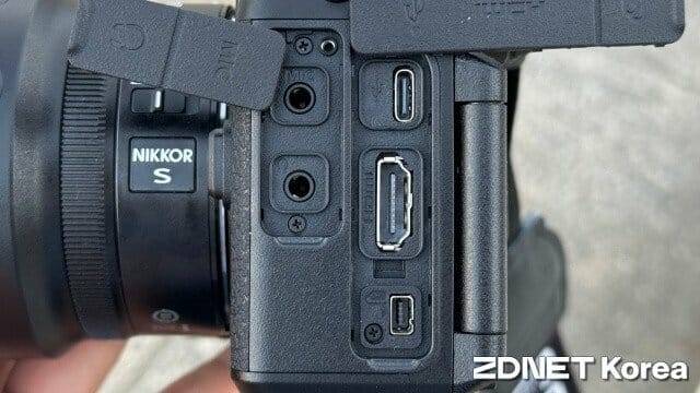 각종 입출력포트. USB-C 단자는 데이터 전송과 충전 기능을 겸한다. (사진=지디넷코리아)