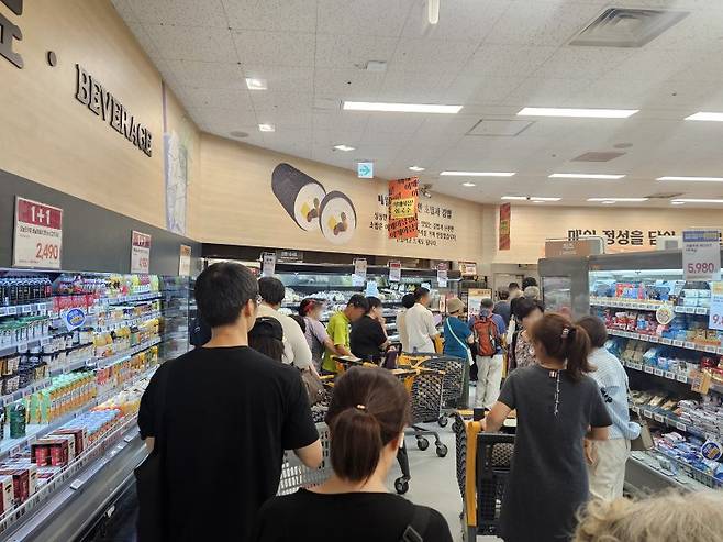 지난 9일 서울 성동구 이마트 왕십리점의 어메이징 완벽치킨을 사기 위해 긴 줄이 늘어서 있다.작은 사진은 어메이징 완벽치킨 판매 코너에 품절을 알리는 안내판 사진=이정화 기자