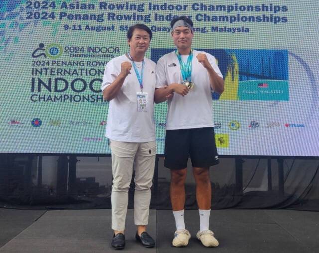 2024 아시아실내조정선수권대회에서 금메달 1개, 은메달 2개를 획득한 용인시청 박지수(오른쪽)가 조준형 감독과 기념촬영을 하고 있다. 대한조정협회 제공