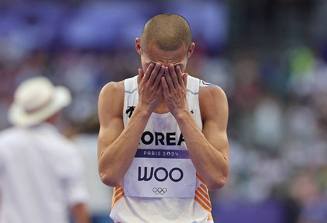 우상혁이 11일(한국시간) 프랑스 생드니 스타드 드 프랑스에서 열린 2024파리올림픽 육상 남자 높이뛰기 결승에 출전해 2m31 3차 실패 후 아쉬워하고 있다. 올림픽사진공동취재단