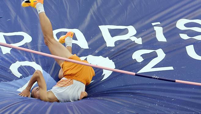 우상혁이 11일(한국시간) 2024 파리 올림픽 육상 남자 높이뛰기 결승에서 2m31을 3차 시기에 넘지 못하며 최종 실패하고 있다. 파리=뉴시스