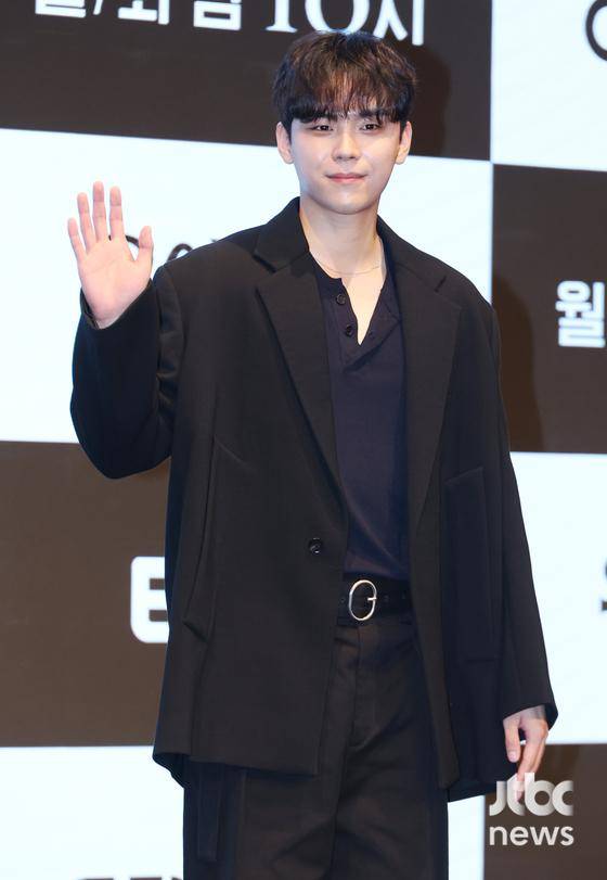 12일 오후 서울 신도림 디큐브시티 더 세인트에서 지니 TV '유어아너' 제작발표회가 열렸다. 유종선 감독과 손현주, 김명민, 김도훈, 정은채가 참석했다. 김현우 엔터뉴스팀 기자 kim.hyunwoo3@jtbc.co.kr (콘텐트비즈니스본부)