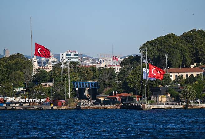 튀르키예 이스탄불 해안가에 게양된 튀르키예 국기. / 신화 연합뉴스