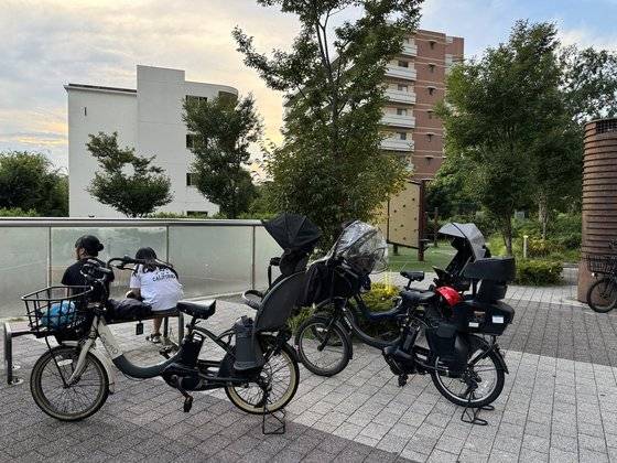 지난 3일 일본 도쿄 아케보노바시에서 열린 마을 축제에 참가하기 위해 아이들을 태우고 온 마마차리가 나란히 세워져있다. 도쿄=김현예 특파원