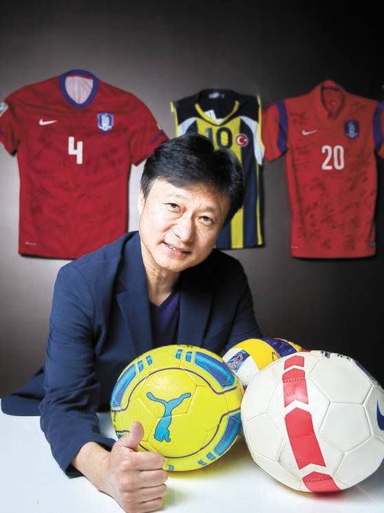 (사)한국스포츠에이전트협회 윤기영 회장은 2002년 인스포코리아를 설립해 지금까지 조용형‧김형일‧조규성‧김연경‧지소연 선수를 비롯한 수백 명의 선수와 함께 일한 베테랑 스포츠 에이전트다. 선수들의 사인이 담긴 유니폼과 공에는 스포츠 에이전트로서 흘린 그의 피땀이 오롯이 담겨있다.