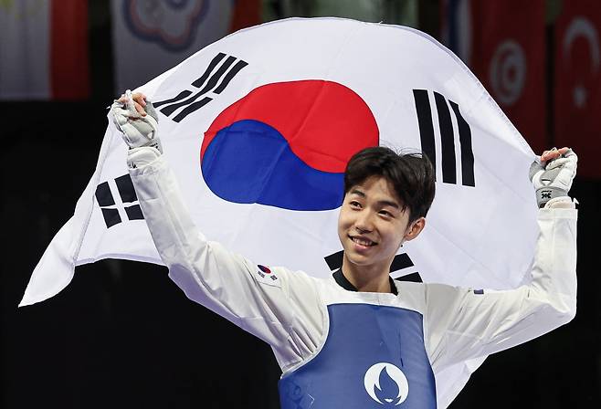 박태준이 7일(현지시간) 프랑스 파리 그랑팔레에서 열린 2024 파리올림픽 태권도 남자 58㎏급 결승전에서 승리한 뒤 태극기를 들고 세리머니를 하고 있다. /뉴스1