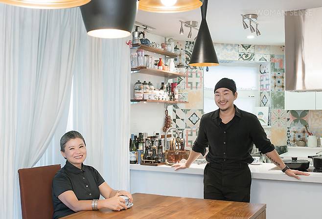 건강하게 오늘을 충실하게 사는 것, 그 방법을 많은 이들과 나누고자 하는 마음이 통한 애리(왼쪽)와 최겸(오른쪽).