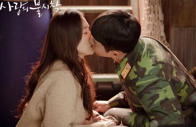 16부작으로 제작된 드라마 '사랑의 불시착' 한 장면. tvN 제공